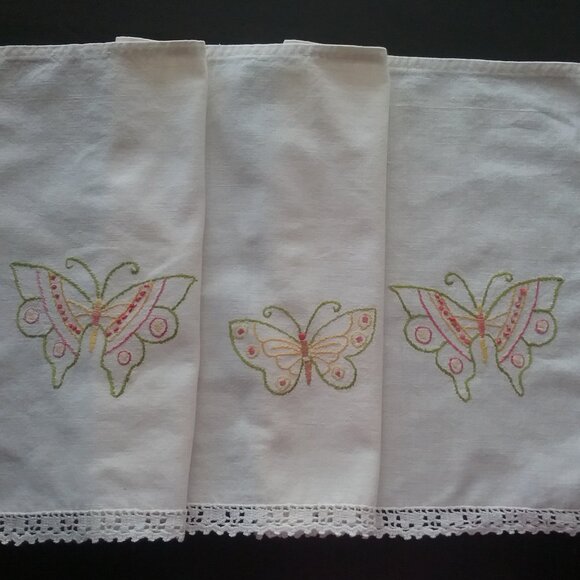 Vintage Butterfly Motif Table/Dresser Scarf - Picture 1 of 7